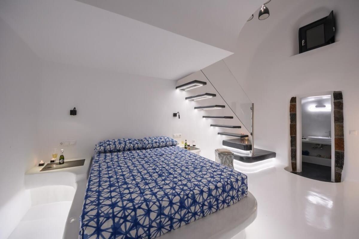 Santorini Traditional Apt With Private Hot Tub Appartement Firá Buitenkant foto