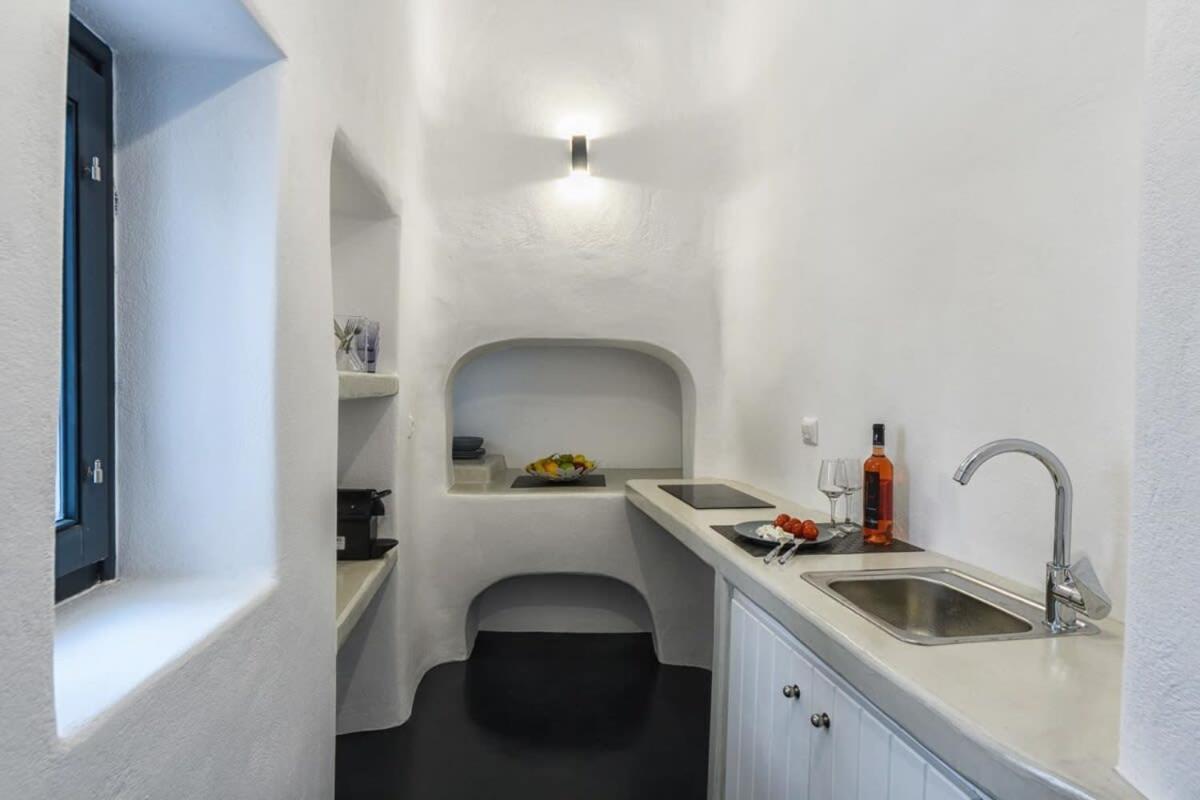 Santorini Traditional Apt With Private Hot Tub Appartement Firá Buitenkant foto