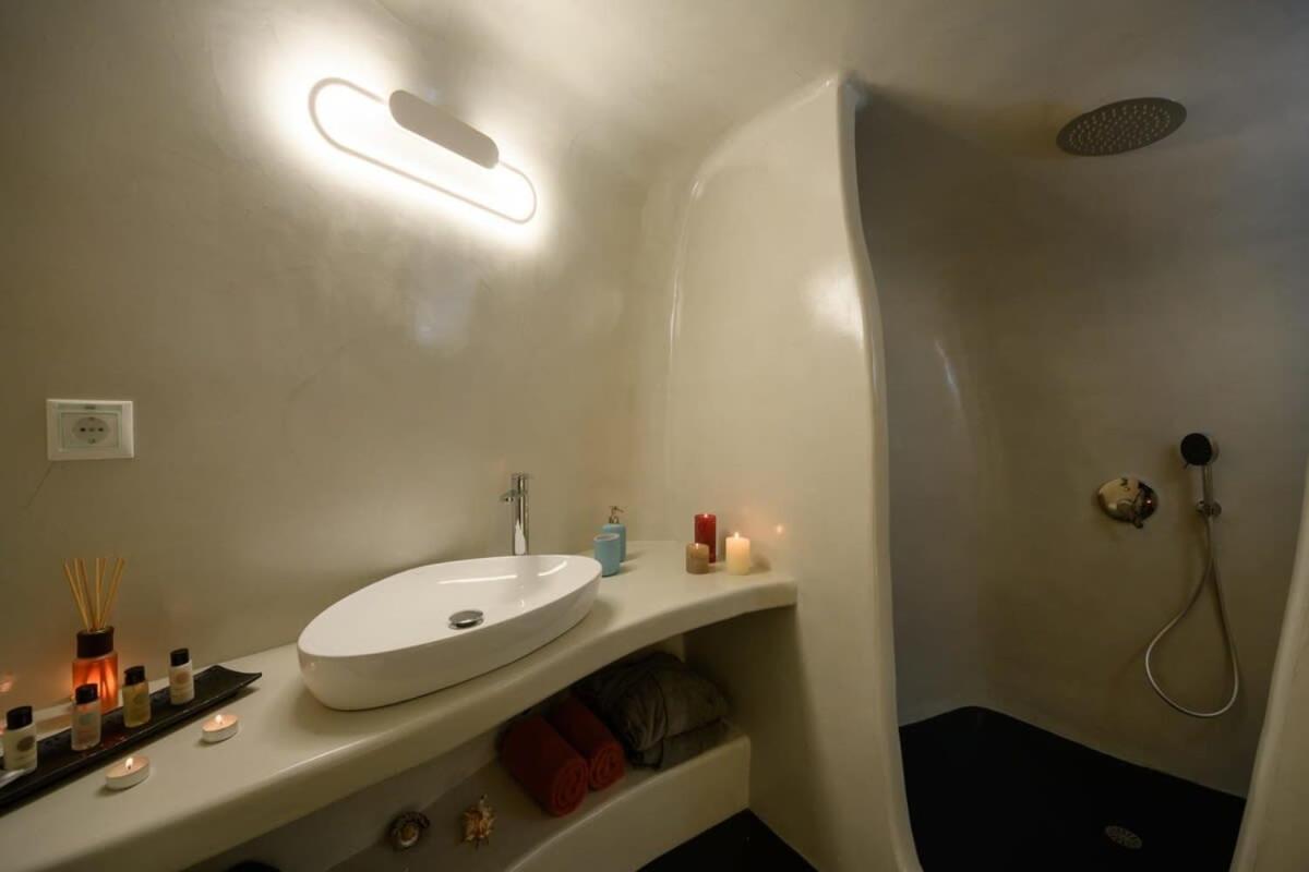 Santorini Traditional Apt With Private Hot Tub Appartement Firá Buitenkant foto