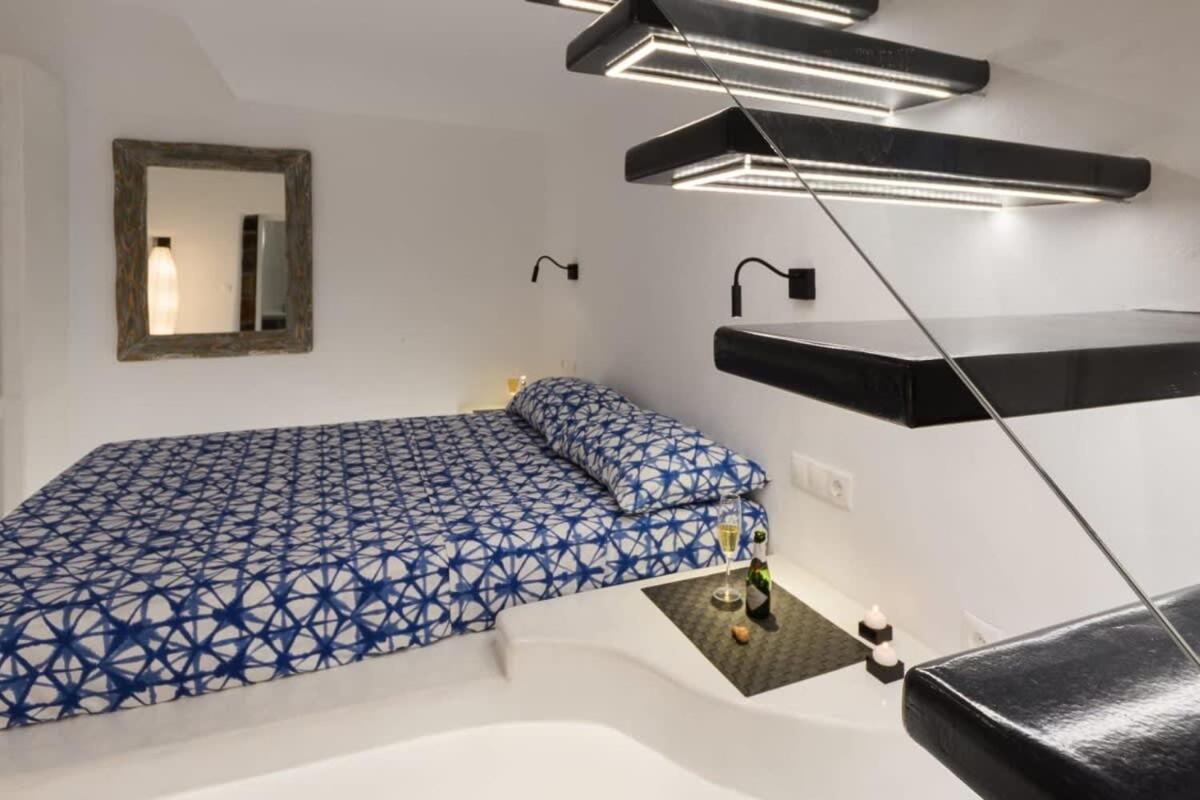 Santorini Traditional Apt With Private Hot Tub Appartement Firá Buitenkant foto