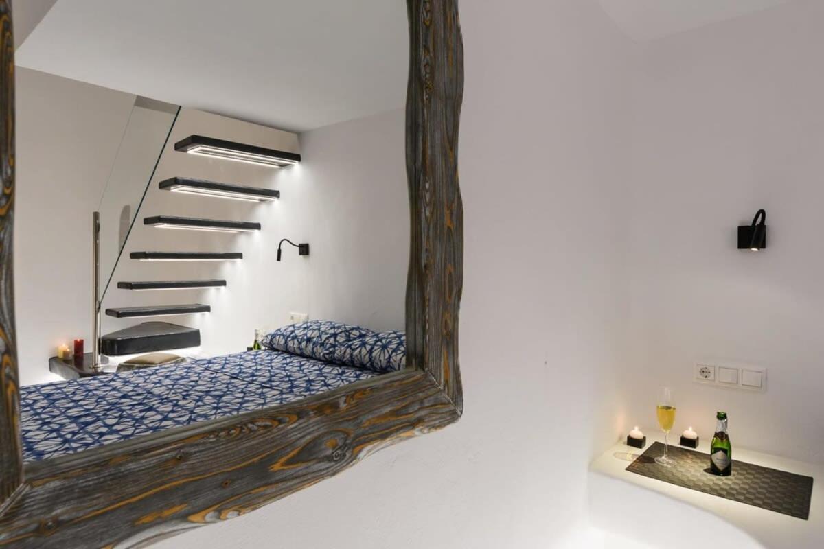 Santorini Traditional Apt With Private Hot Tub Appartement Firá Buitenkant foto